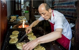 上海老伯34年只做葱油饼，职场中，你需要这样的专注